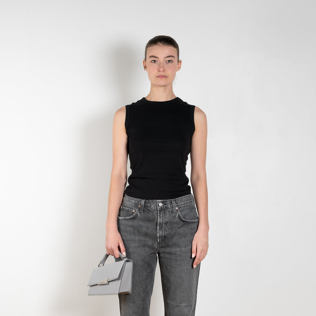 The Valen Jean by AGOLDE is a mid waist ankle length jeans with a straight leg