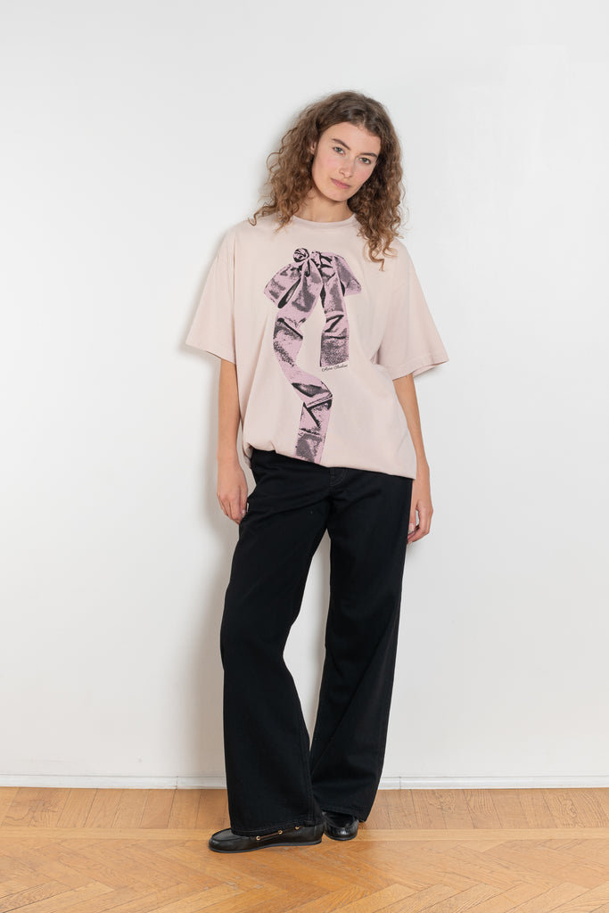 The 1981F Jeans by Acne Studios are cut to a loose fit with a low waist, wide leg and long length. Crafted from non-stretch denim in black
