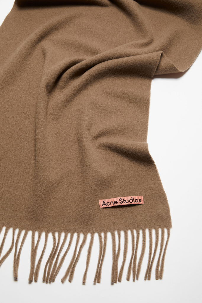 The Fringe Wool Scarf Narrow by Acne Studios bubble is detailed with a pink Acne Studios label and crafted from midweight wool