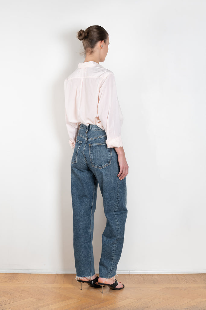 The Luna Jeans by Agolde is a high waisted jeans with an inserted piece detailing the outseam for added volume and a bow shaped leg