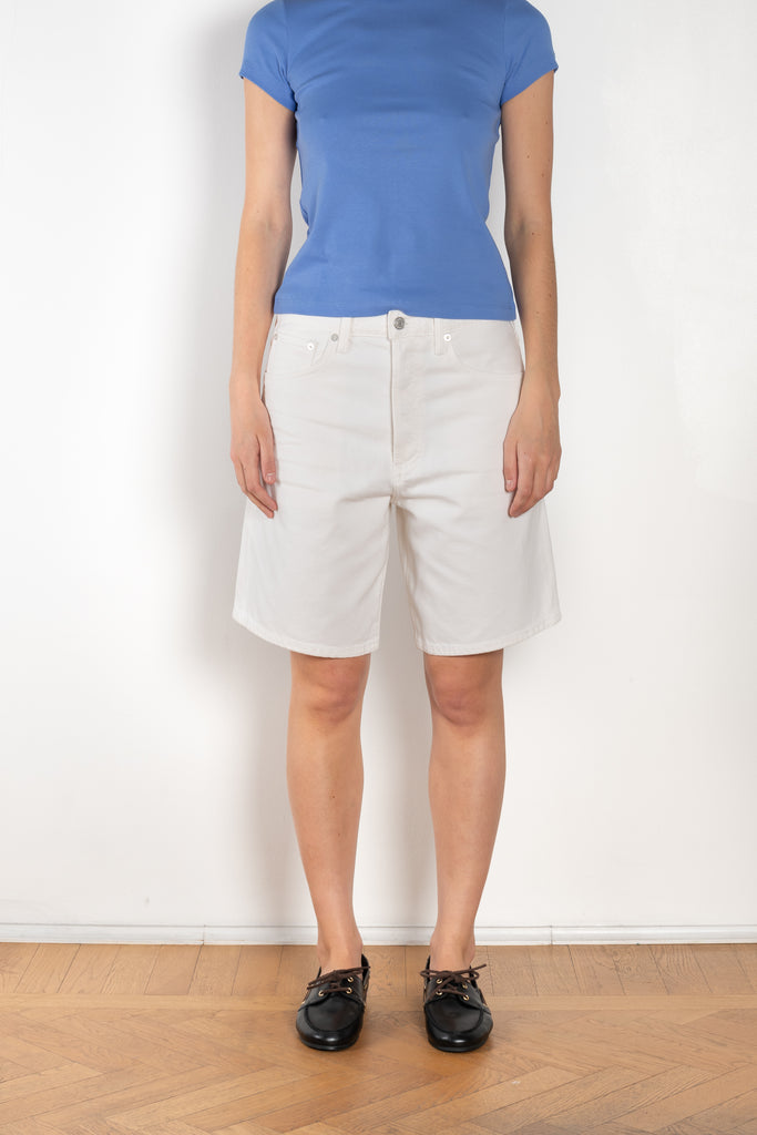 The Indra Short by Agolde is a relaxed short, a season essential, offering a hip-slung fit with a square top block for a relaxed and effortless style