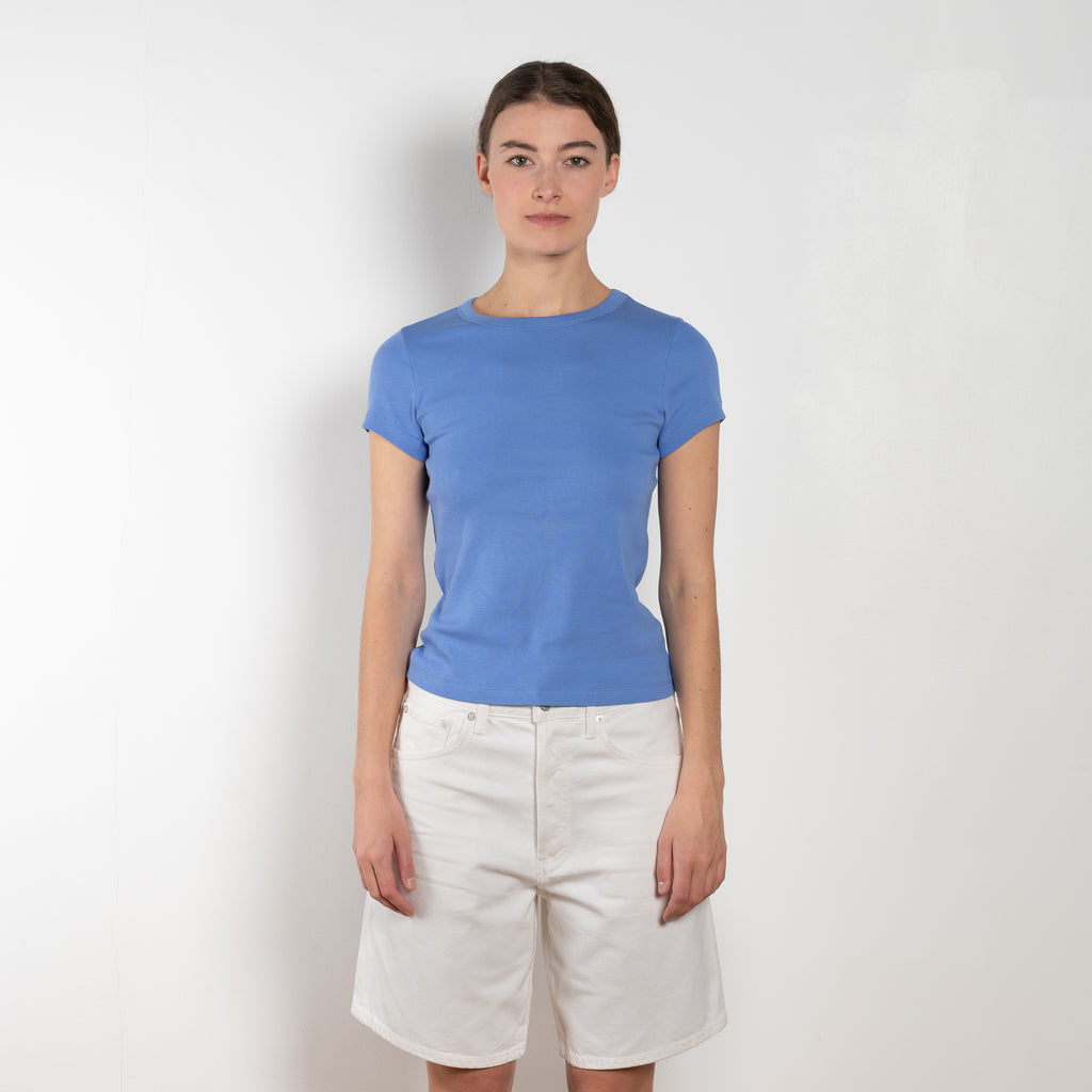 The Indra Short by Agolde is a relaxed short, a season essential, offering a hip-slung fit with a square top block for a relaxed and effortless style