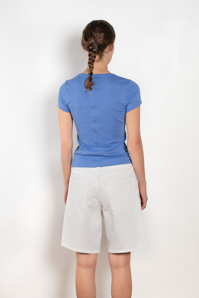 The Indra Short by Agolde is a relaxed short, a season essential, offering a hip-slung fit with a square top block for a relaxed and effortless style