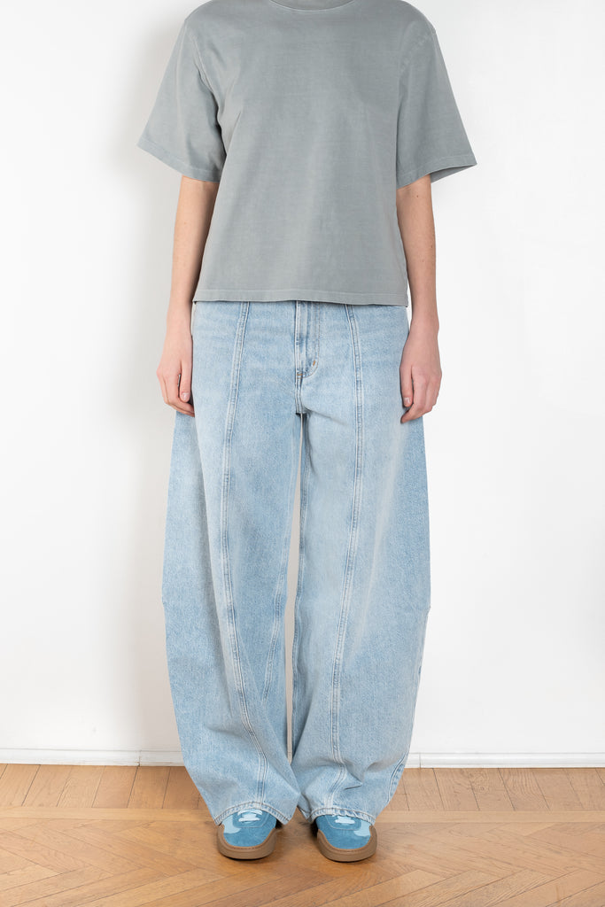 The Kristen Jeans by Agolde is a mid rise jeans with a front seam and added volume and a bow shaped leg