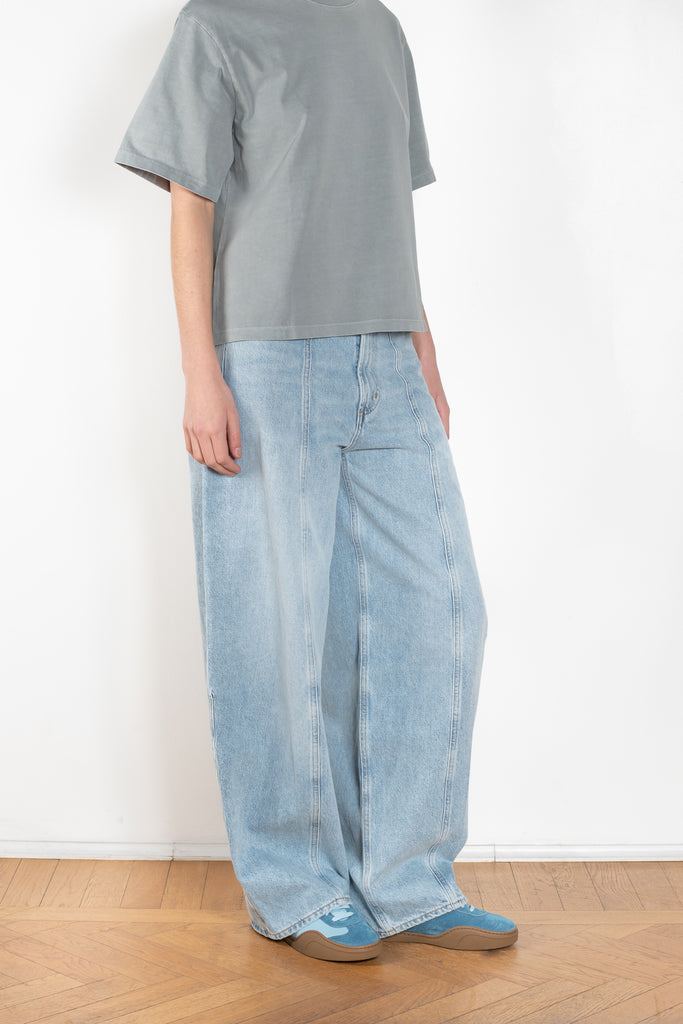 The Kristen Jeans by Agolde is a mid rise jeans with a front seam and added volume and a bow shaped leg
