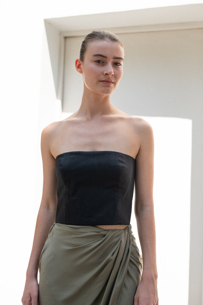 The Paita Long Skirt by Gauge81 is a maxi length wrap skirt with a zip closure in silk