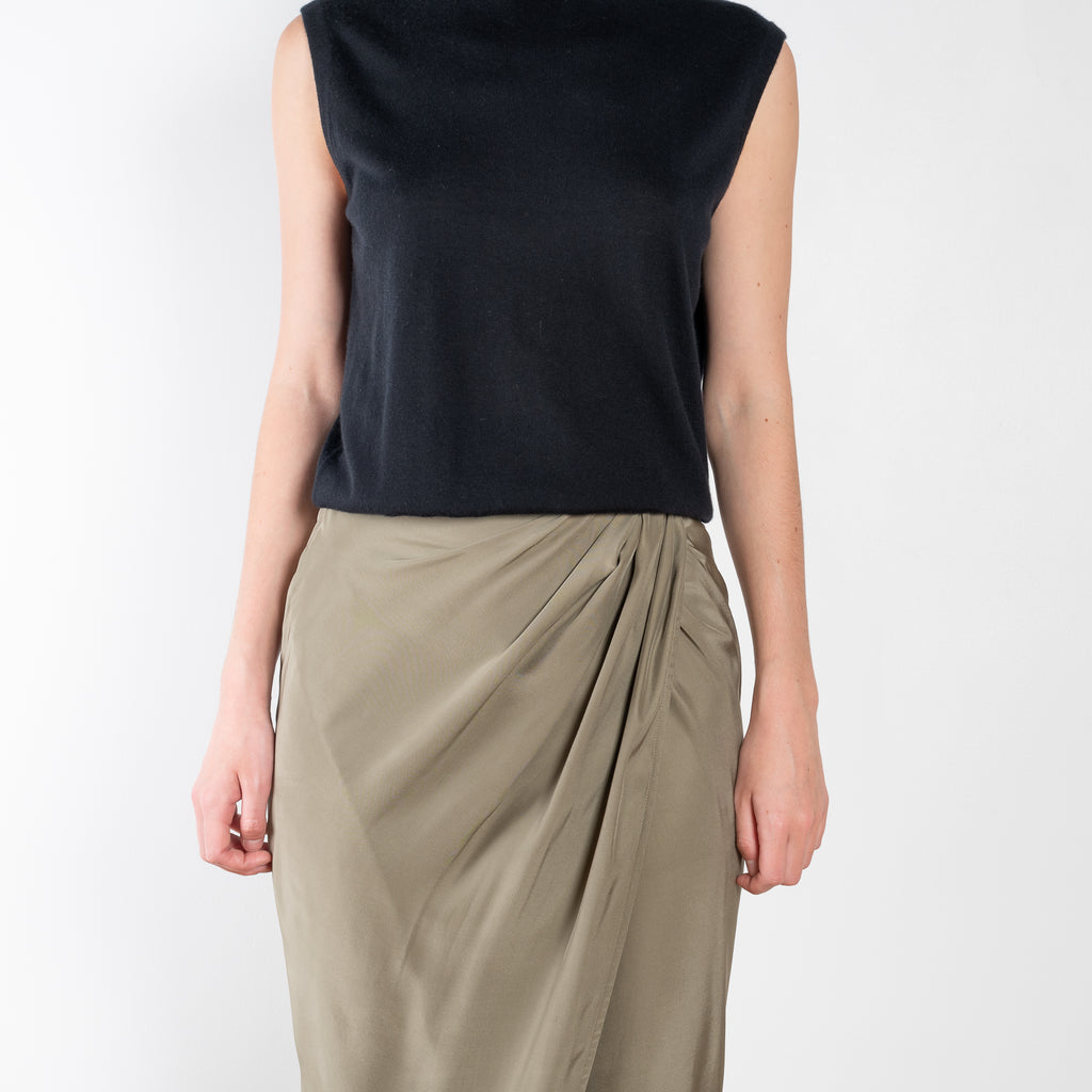 The Paita Long Skirt by Gauge81 is a maxi length wrap skirt with a zip closure in silk