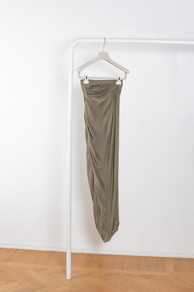 The Paita Long Skirt by Gauge81 is a maxi length wrap skirt with a zip closure in silk