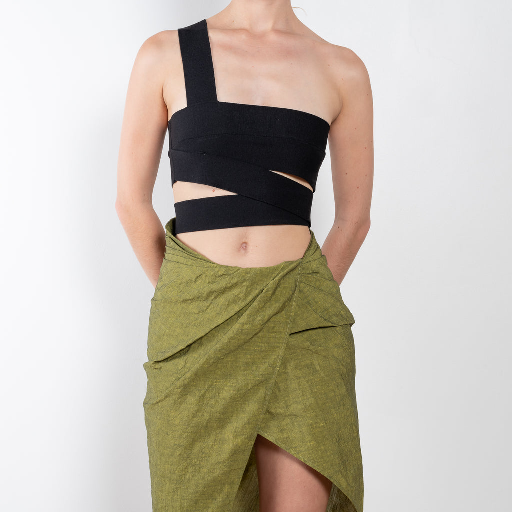 The Vinas Top by Gauge81 is an cropped one shoulder top made out of gathered wide straps