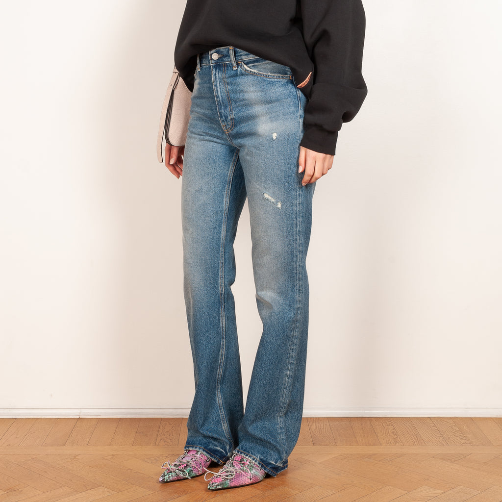 The Regular Jeans 1977 by Acne Studios is a relaxed 5 pocket denim with a high waist, bootcut leg and regular length