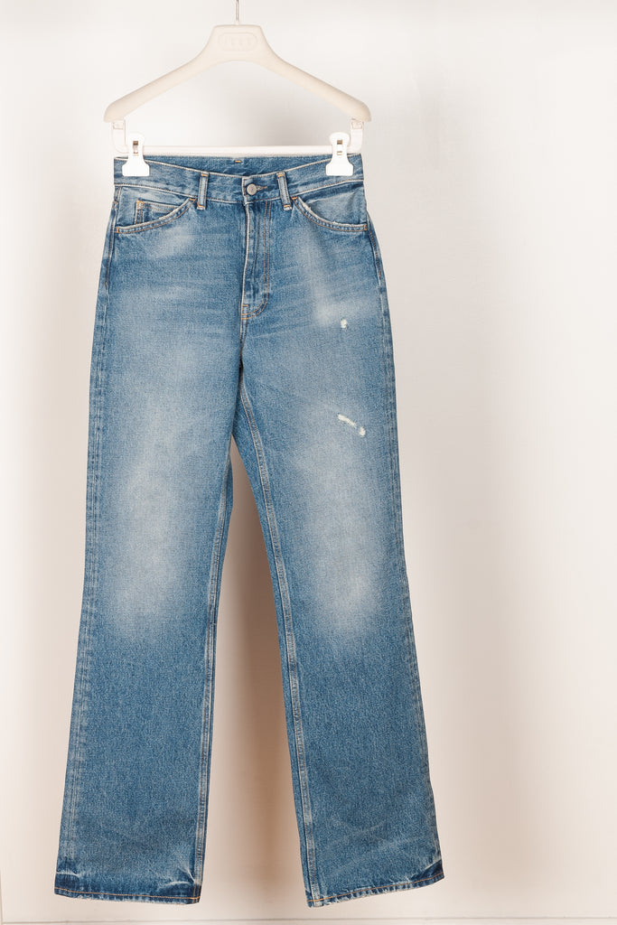 The Regular Jeans 1977 by Acne Studios is a relaxed 5 pocket denim with a high waist, bootcut leg and regular length