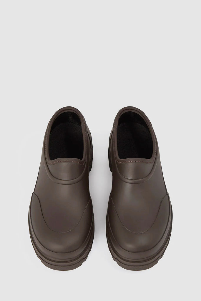 The Beth Loafer in coffee brown is a rubber loafer, crafted from TRETORN’s signature FSC-natural rubber