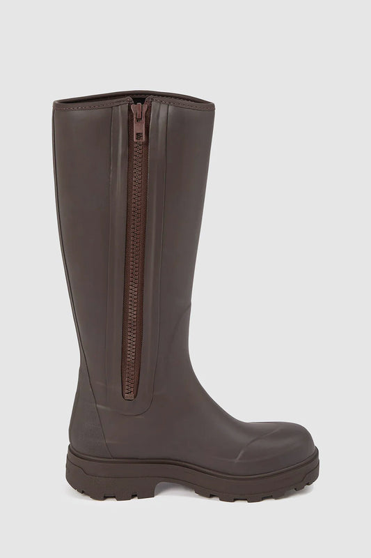 The Ilse Boot by Kassl Edtions in coffee brown is a high rubber boot. This extra-high boot has a line zip closure