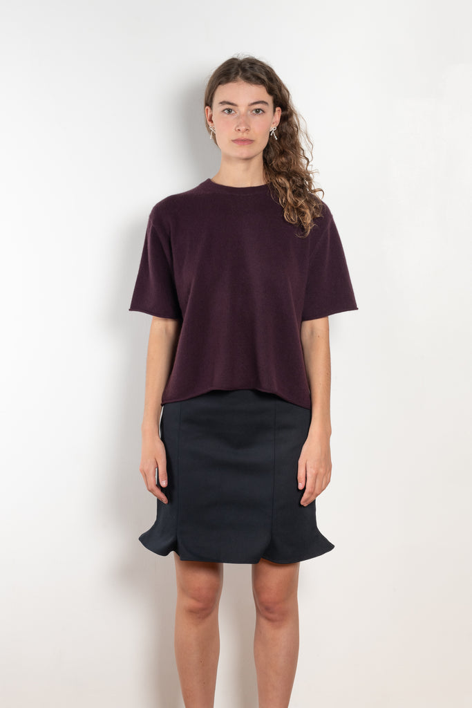 The Cila Tee by LISA YANG is a fine knit cashmere t-shirt with a classic round neck and rolled trim edges