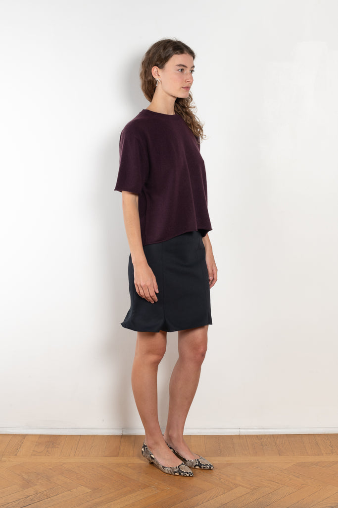 The Cila Tee by LISA YANG is a fine knit cashmere t-shirt with a classic round neck and rolled trim edges
