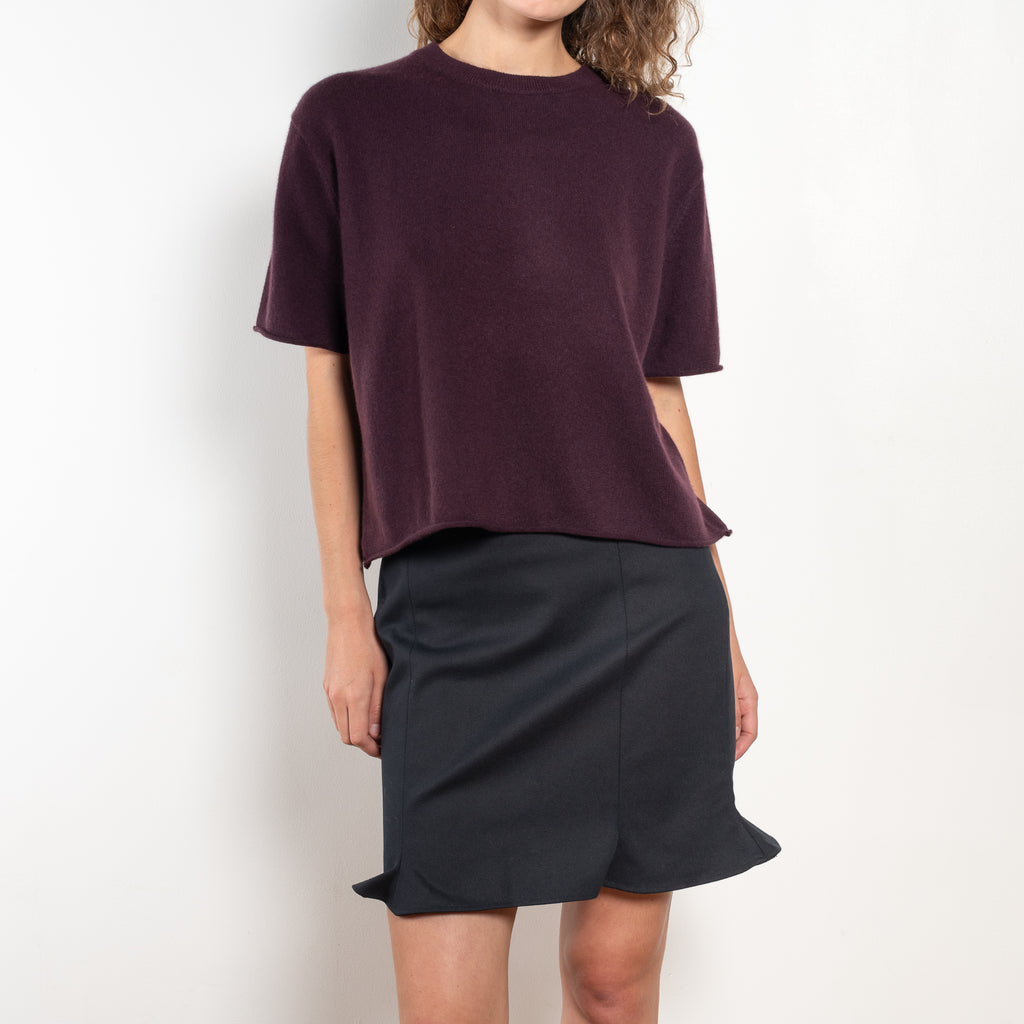 The Cila Tee by LISA YANG is a fine knit cashmere t-shirt with a classic round neck and rolled trim edges