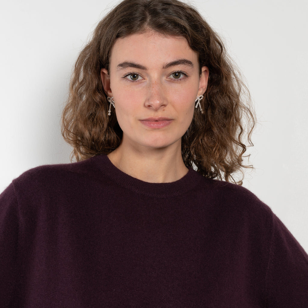 The Cila Tee by LISA YANG is a fine knit cashmere t-shirt with a classic round neck and rolled trim edges