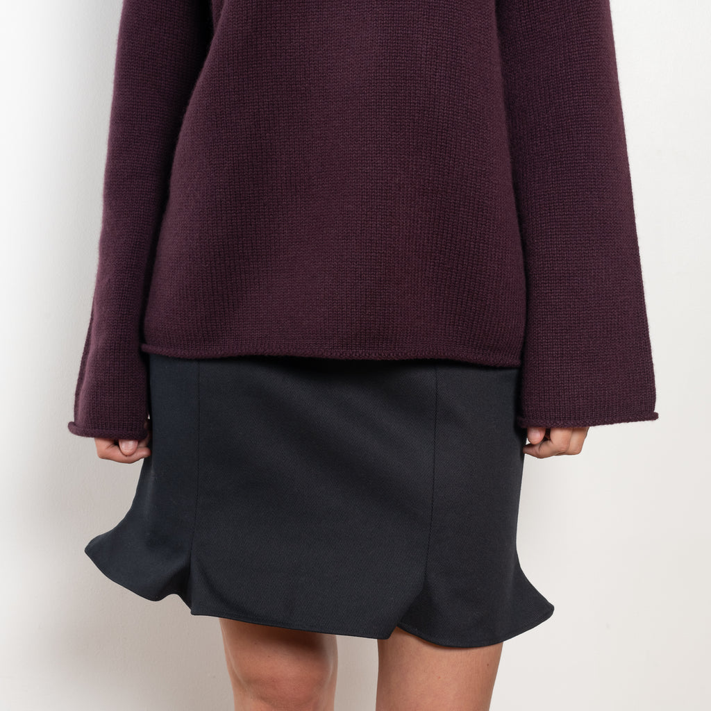 The Kristy Sweater by Lisa Yang is a 5 gauge cashmere relaxed knit with a longline silhouette and crewneck crafted in a heavy knit cashmere with a textured hand feel