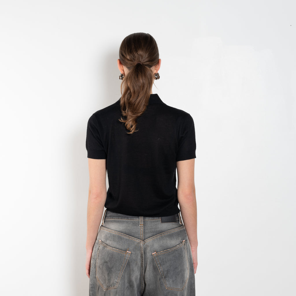 The Nai Tshirt by LISA YANG is a fine knit cashmere polo shirt with short sleeves