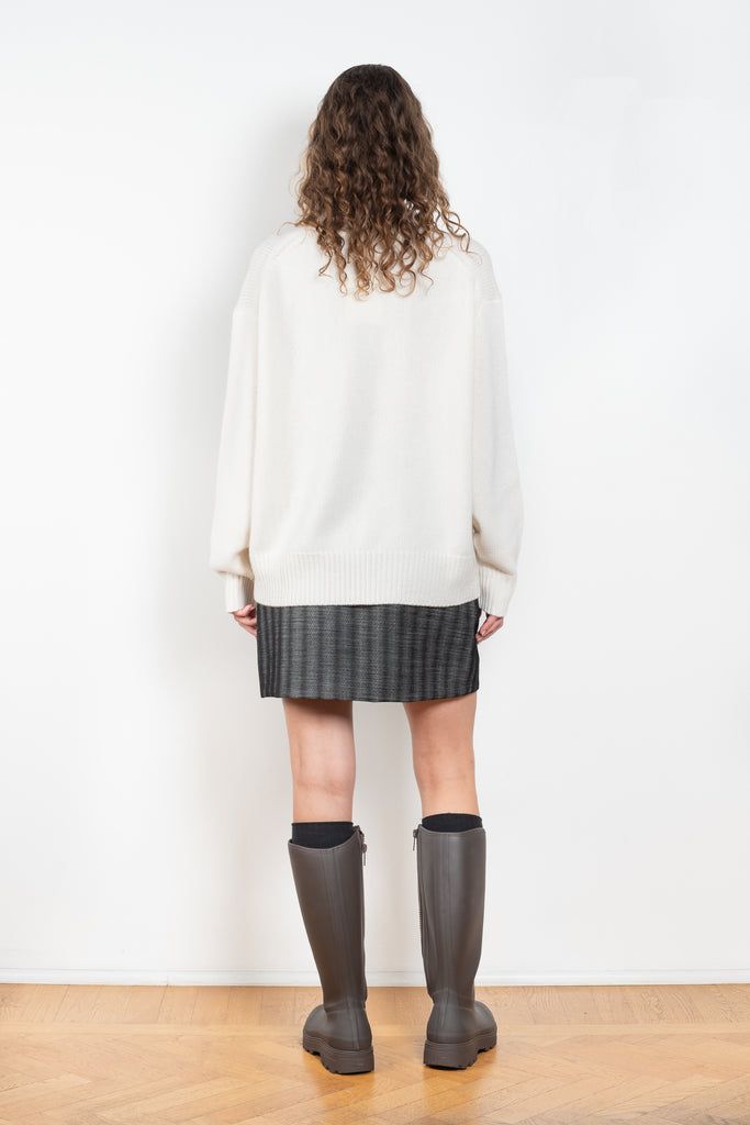 The Renske Sweater by Lisa Yang is a knitted in a 5 gauge plain-knit cashmere with a round neck, elongated sleeves&nbsp;and slim ribbed trims