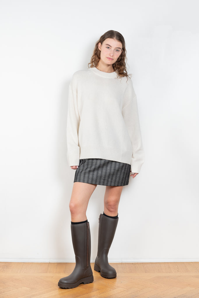 The Renske Sweater by Lisa Yang is a knitted in a 5 gauge plain-knit cashmere with a round neck, elongated sleeves&nbsp;and slim ribbed trims