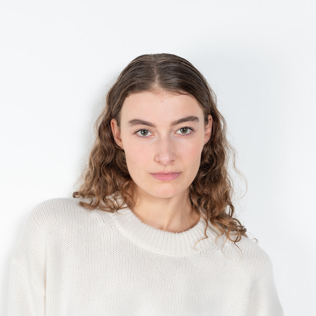 The Renske Sweater by Lisa Yang is a knitted in a 5 gauge plain-knit cashmere with a round neck, elongated sleeves&nbsp;and slim ribbed trims