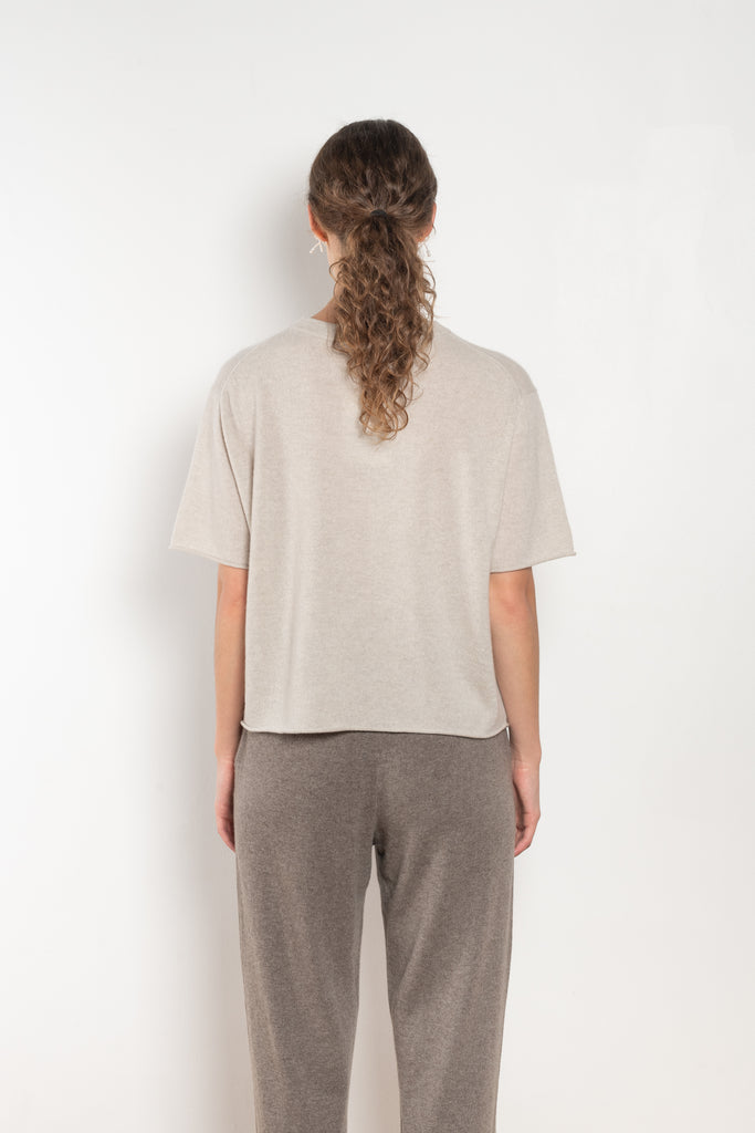 The Cila Tee by LISA YANG is a fine knit cashmere t-shirt with a classic round neck and rolled trim edges