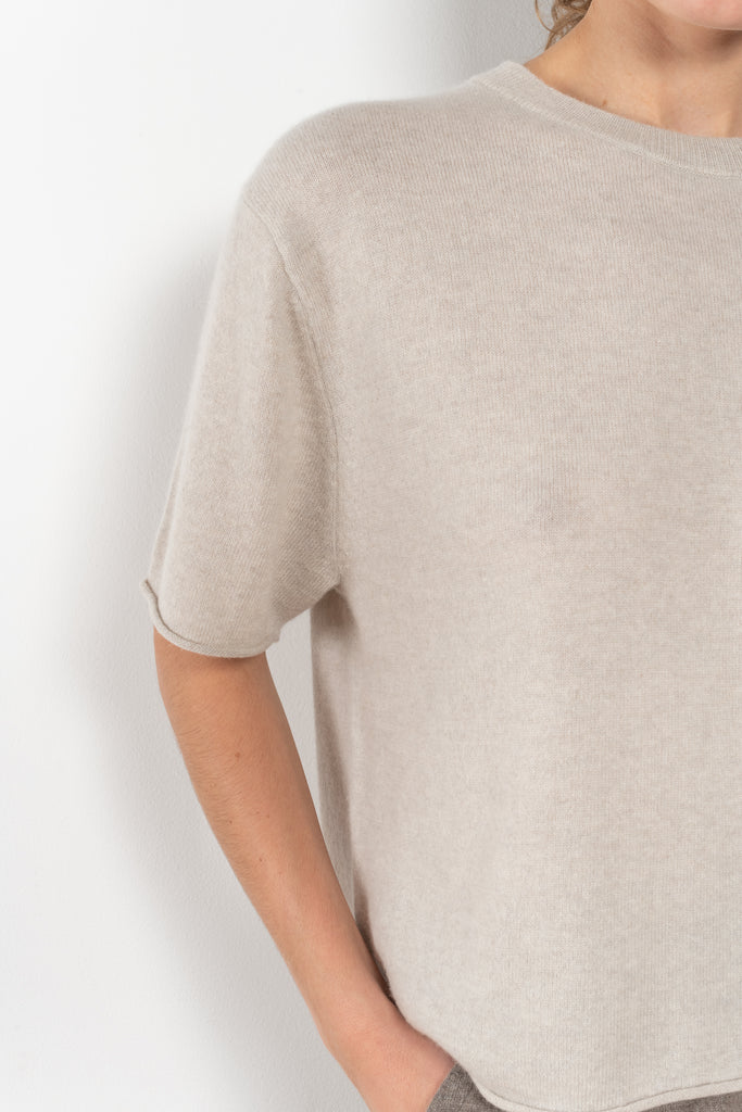 The Cila Tee by LISA YANG is a fine knit cashmere t-shirt with a classic round neck and rolled trim edges