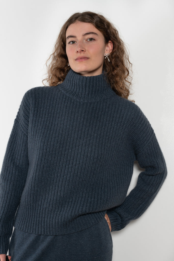 The Julina Sweater by LISA YANG is a chuncky cashmere ribbed sweater with a high neck and straight fit