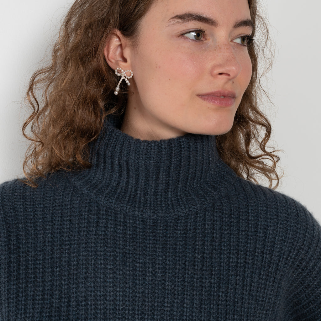 The Julina Sweater by LISA YANG is a chuncky cashmere ribbed sweater with a high neck and straight fit