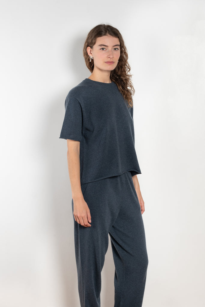 The Cila Tee by LISA YANG is a fine knit cashmere t-shirt with a classic round neck and rolled trim edges