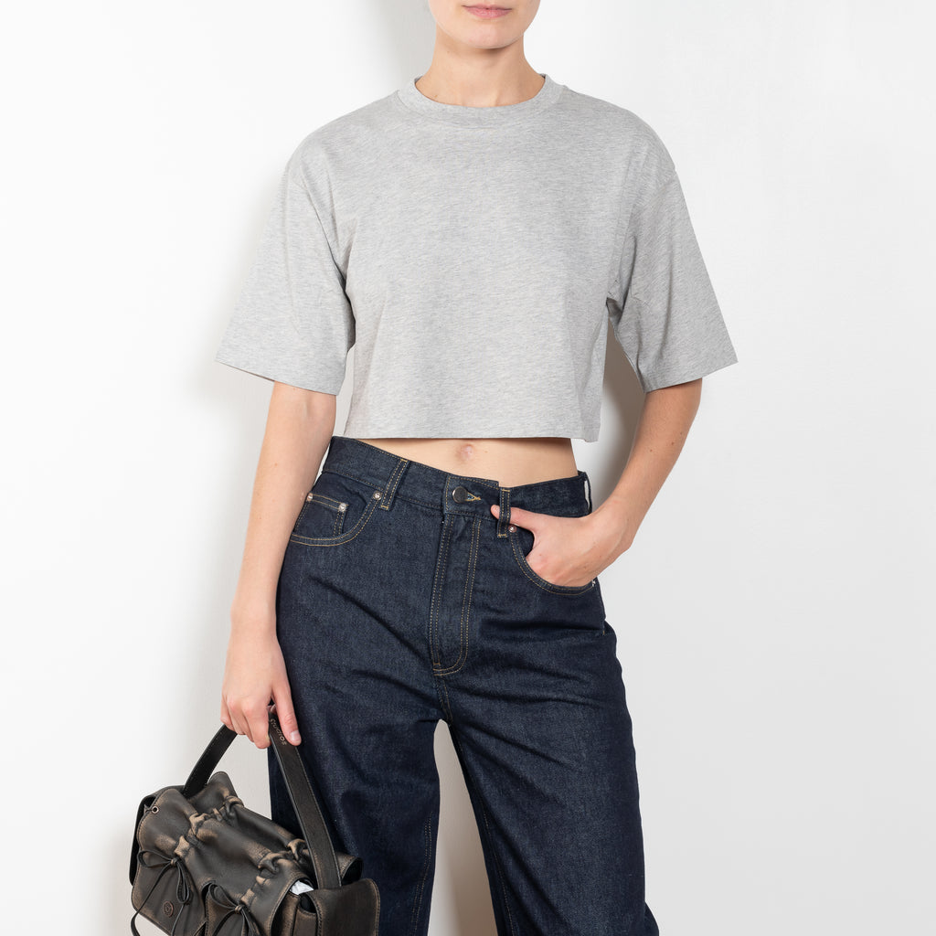 The&nbsp;Gupo Crop Top by LOULOU STUDIO is a cropped Tee in a structured pima cotton