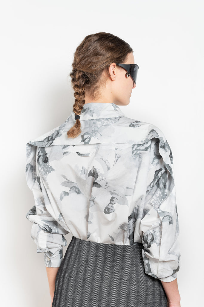 The Boule Shirt with Collar by Meryll Rogge is an oversized shirt with a tie collar and ruffled details on the back in a seasonal floral print