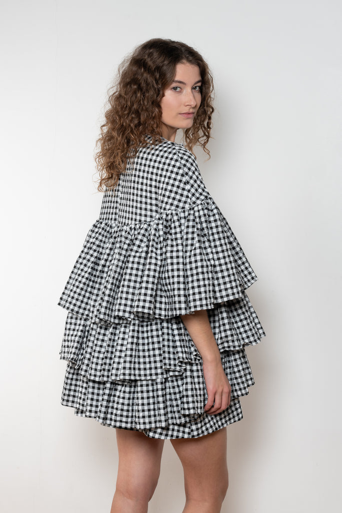 The Short Ruffle Dress by Meryll Rogge is a short dress with a vichy print and cute ruffles