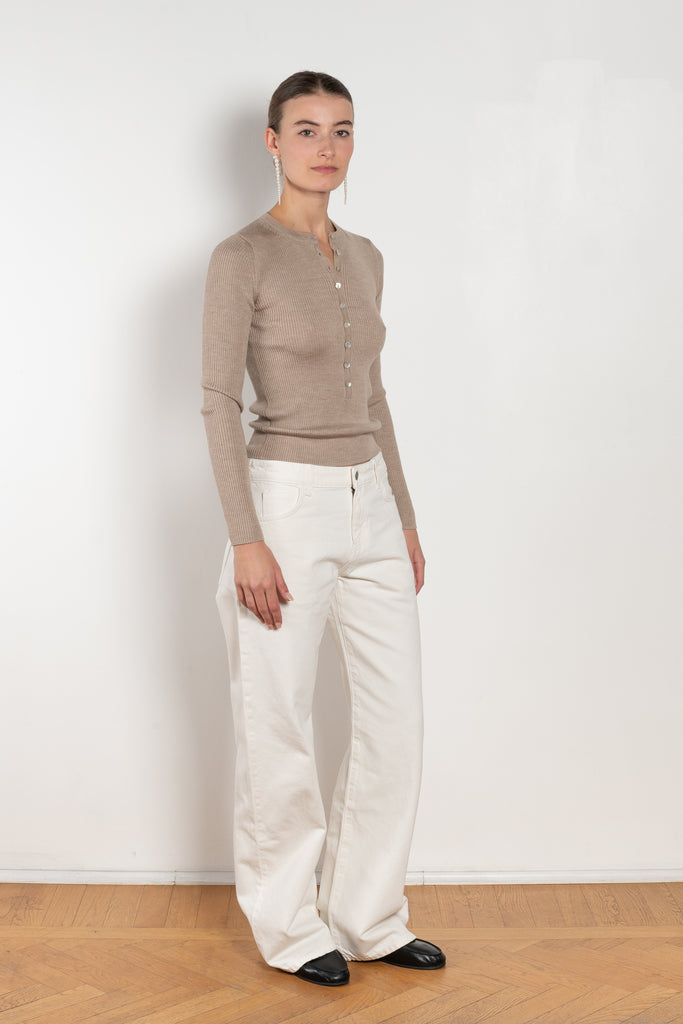 The Uptown Jeans by Nackiye is a relaxed low waist straight jean. Two pockets at the rear, including two front pockets and a change pocket