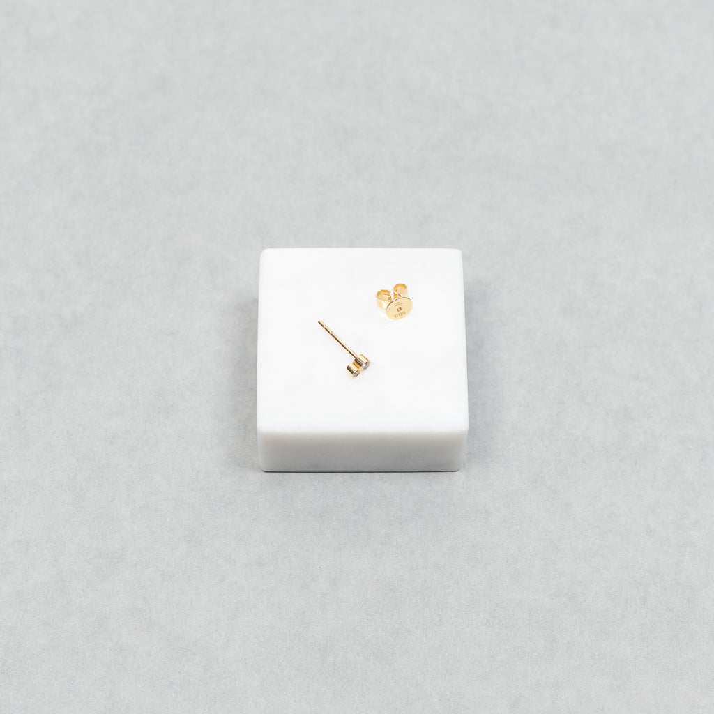 The Lulu Diamant Earring by Sophie Bille Brahe is a delicate stud earring with two diamonds decreasing in size