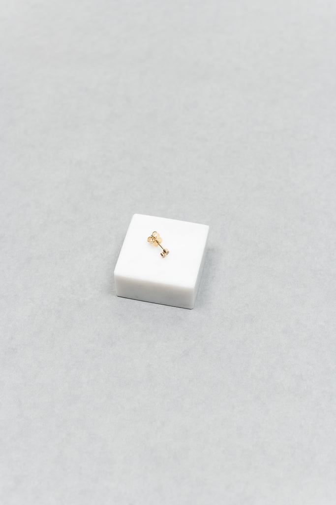 The Lulu Diamant Earring by Sophie Bille Brahe is a delicate stud earring with two diamonds decreasing in size