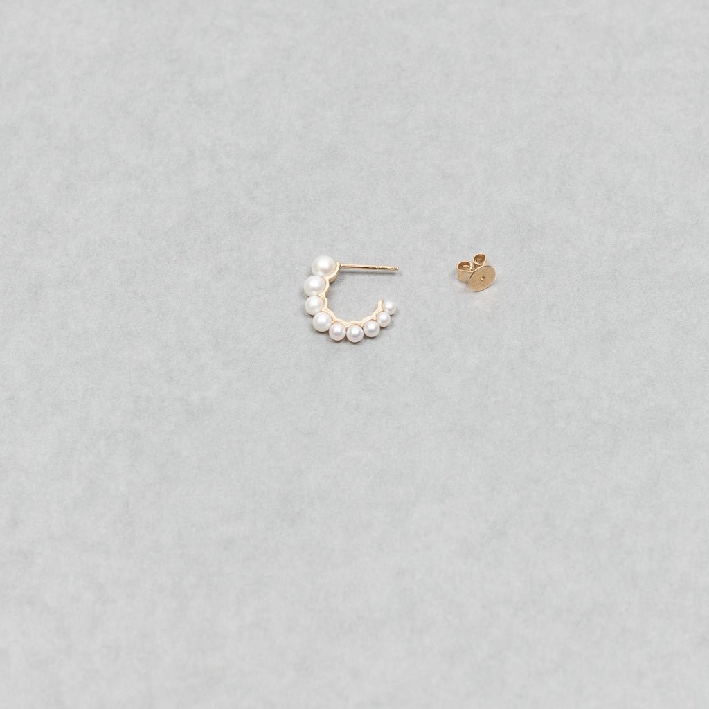 The Petit Boucle De Perle Earring by Sophie Bille Brahe is a&nbsp;mid-size version of the Boucle de Perle earrings