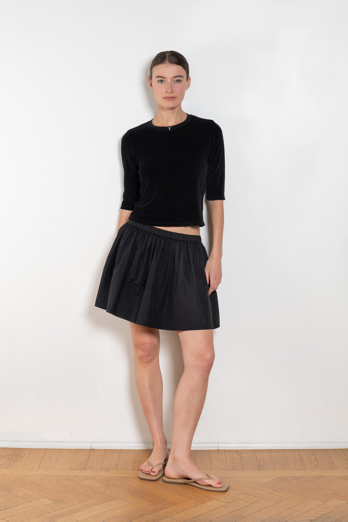 The Fousta Cotton Skirt by Suzie Kondi has an elastic pull-on waist, side pockets, and lightweight fabric
