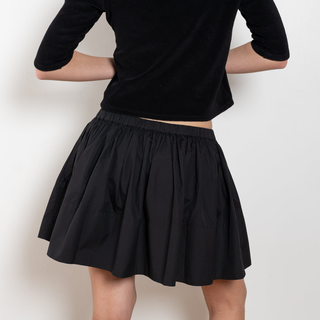 The Fousta Cotton Skirt by Suzie Kondi has an elastic pull-on waist, side pockets, and lightweight fabric