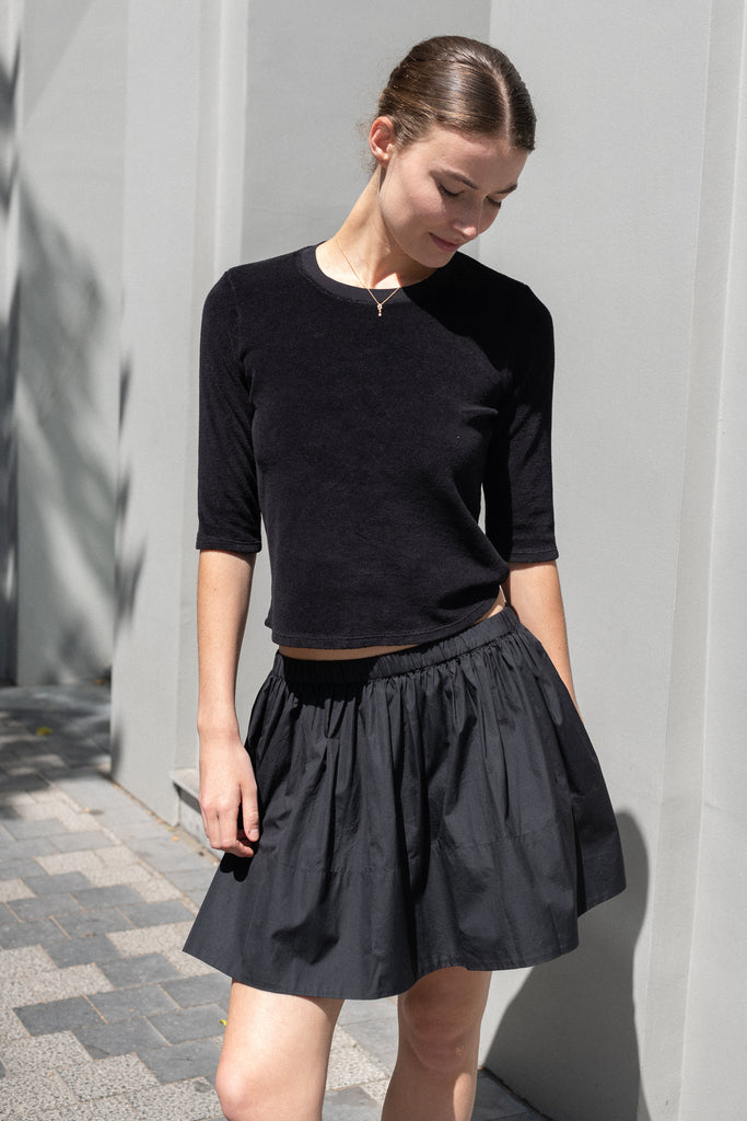 The Fousta Cotton Skirt by Suzie Kondi has an elastic pull-on waist, side pockets, and lightweight fabric