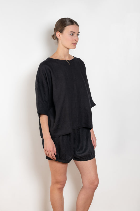 The  Saria Top Linen by Suzie Kondi is an easy linen top with a  simple and effortlessly chic silhouette made for versatility