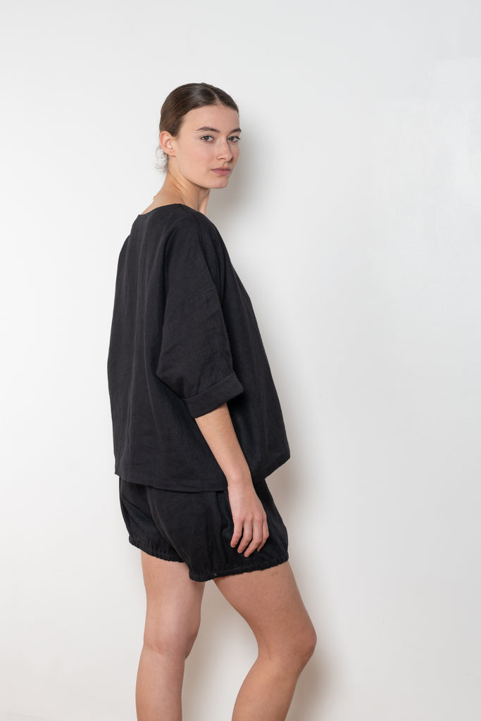 The Saria Top Linen by Suzie Kondi is an easy linen top with a simple and effortlessly chic silhouette made for versatility