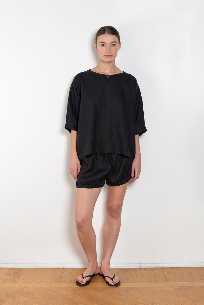 The Saria Top Linen by Suzie Kondi is an easy linen top with a simple and effortlessly chic silhouette made for versatility