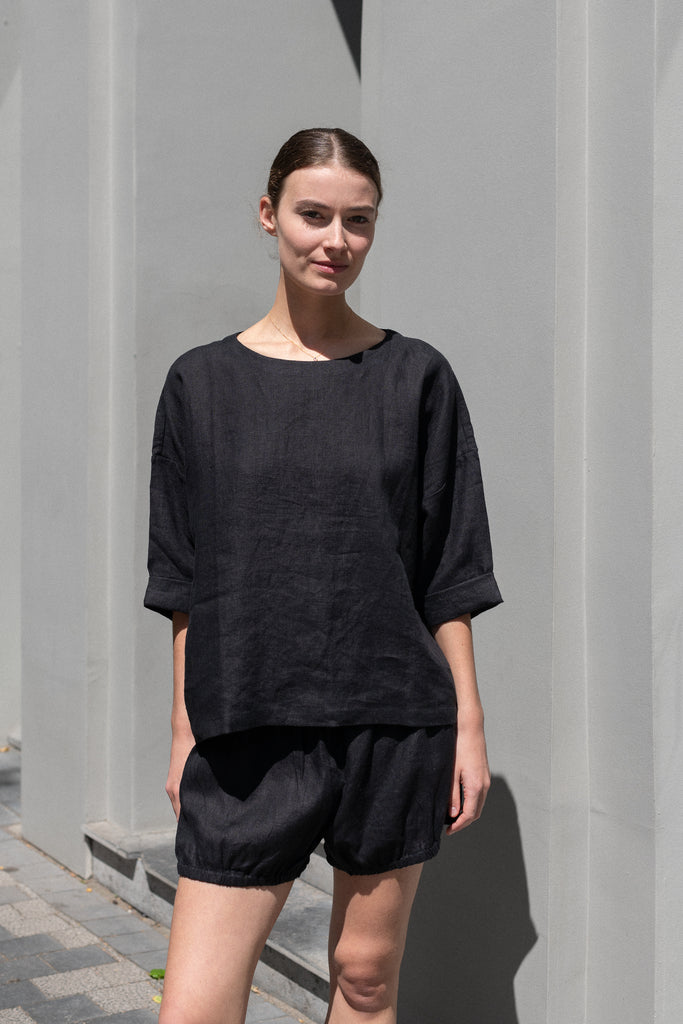 The Saria Top Linen by Suzie Kondi is an easy linen top with a simple and effortlessly chic silhouette made for versatility