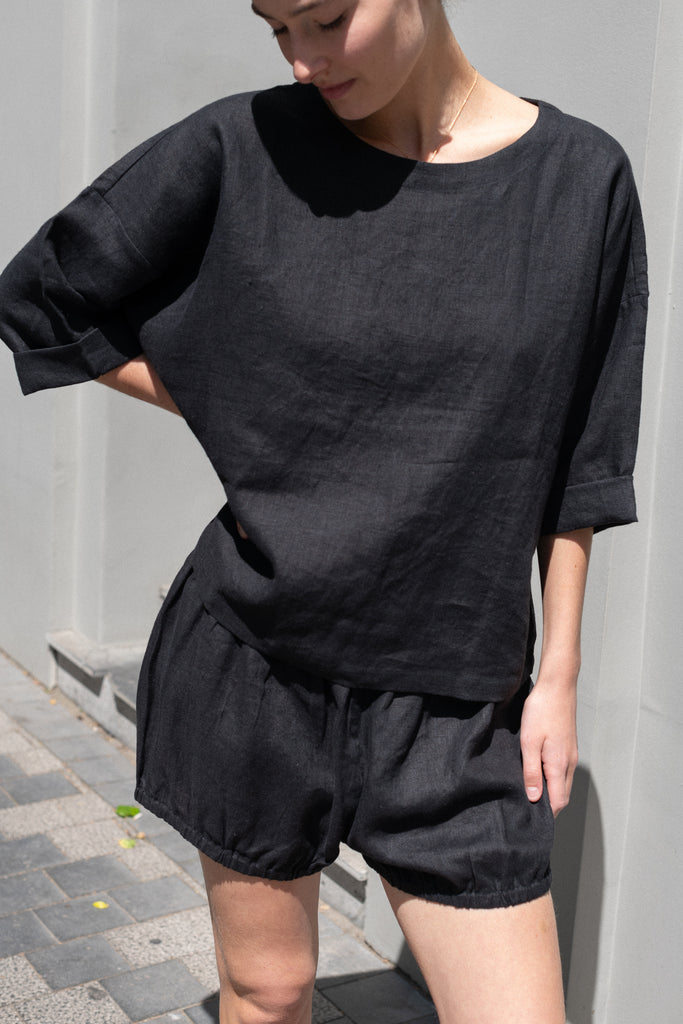 The Saria Top Linen by Suzie Kondi is an easy linen top with a simple and effortlessly chic silhouette made for versatility