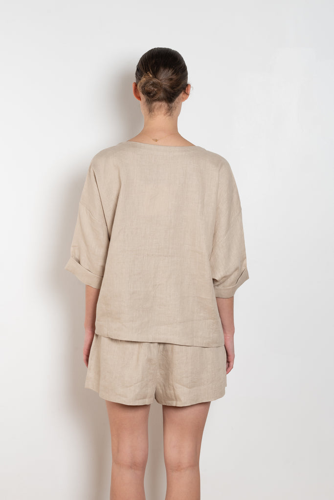 The Saria Top Linen by Suzie Kondi is an easy linen top with a simple and effortlessly chic silhouette made for versatility