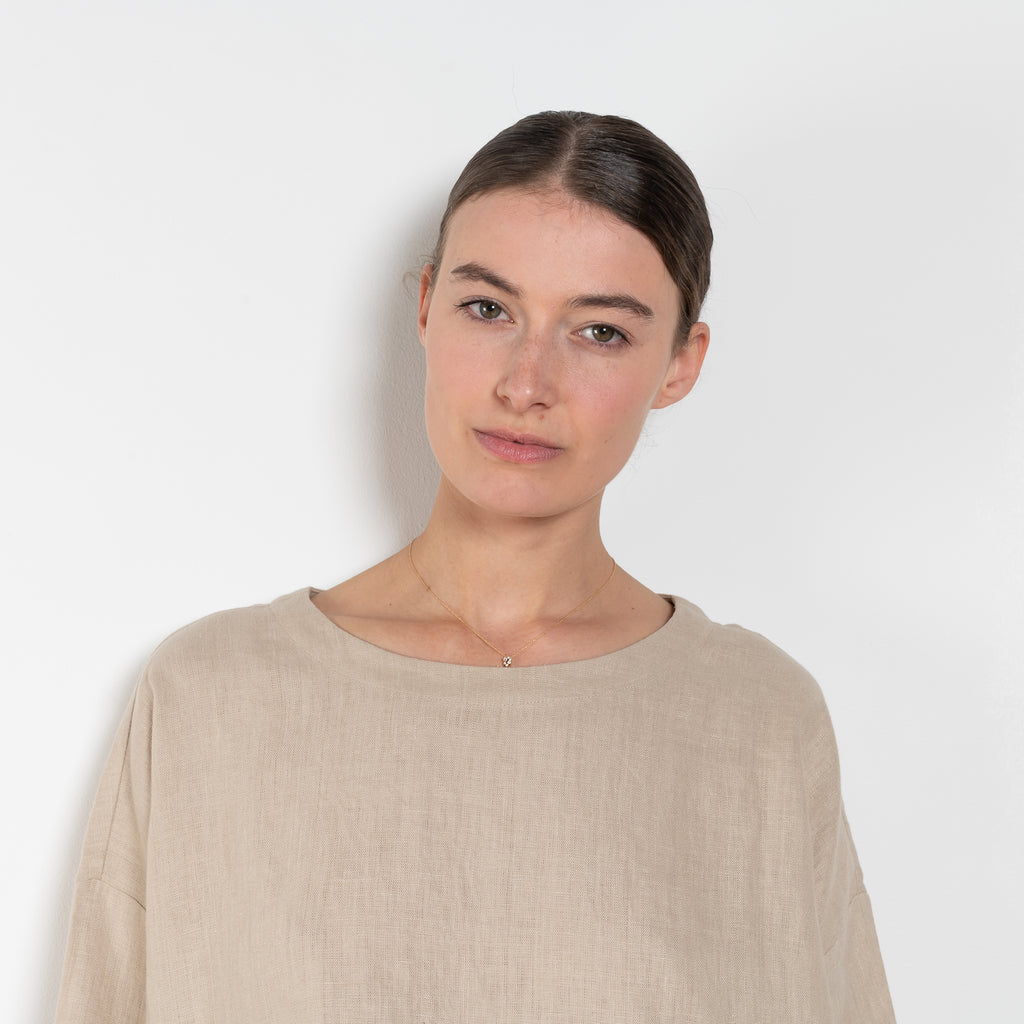 The Saria Top Linen by Suzie Kondi is an easy linen top with a simple and effortlessly chic silhouette made for versatility