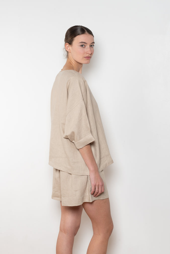 The Shkip Shorts Linen by Suzie Kondi is an A-line shorts with an elastic waistband and roomy pockets. An easy, pull-on style.