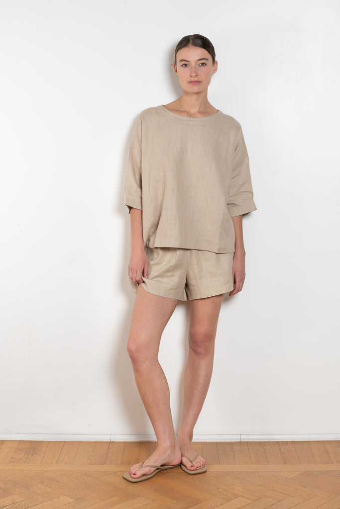 The Shkip Shorts Linen by Suzie Kondi is an A-line shorts with an elastic waistband and roomy pockets. An easy, pull-on style.